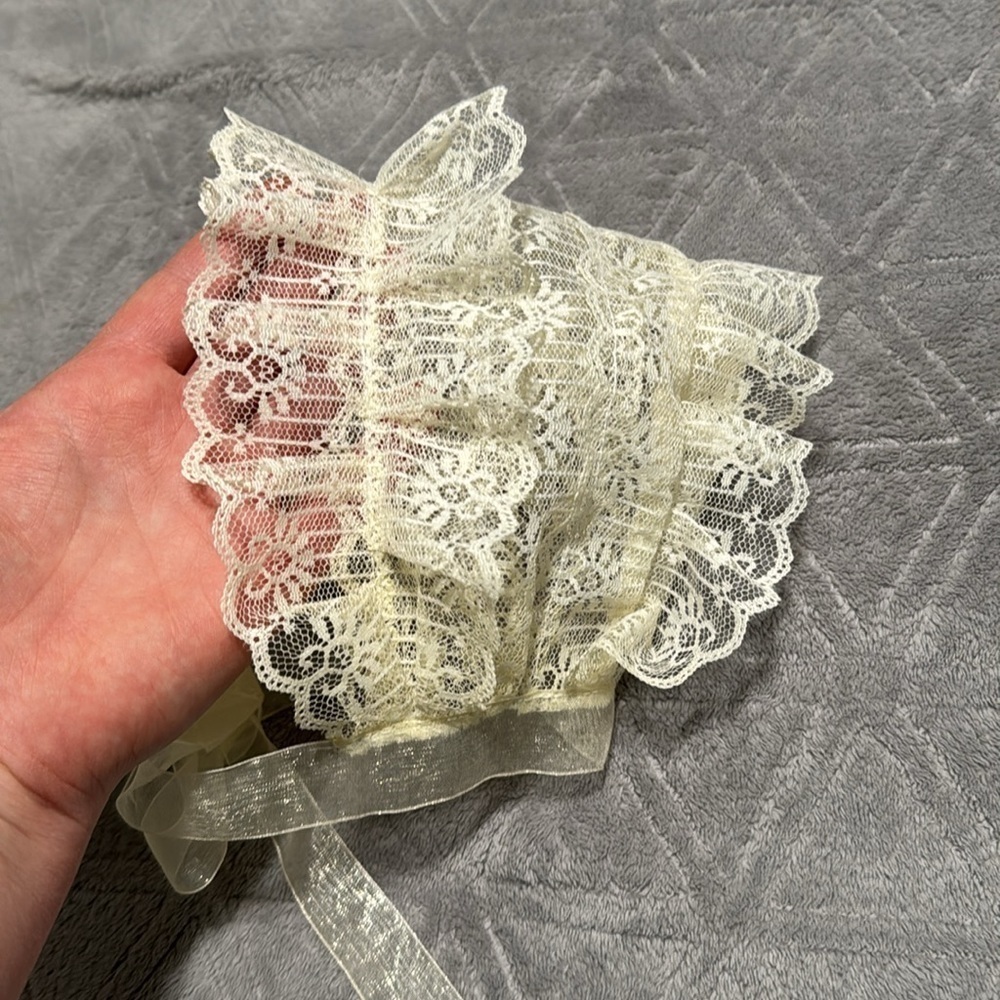 Lace ruffled bonnet - Picture 2 of 5